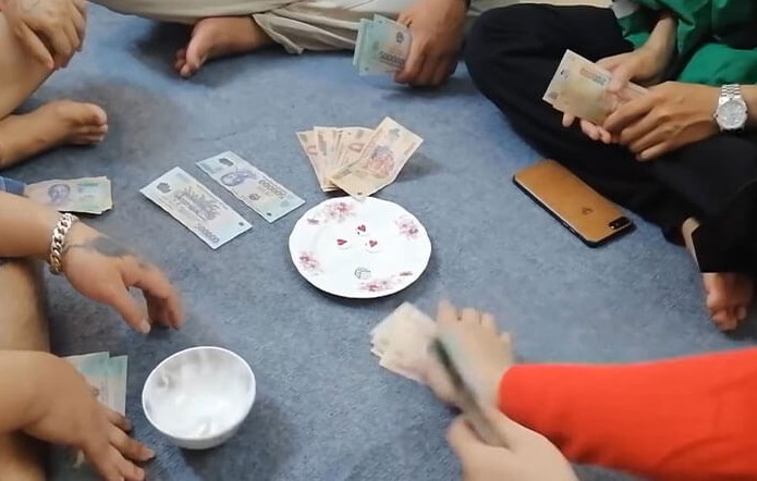 Mơ thấy đánh xóc đĩa ăn tiền cao thủ nên chơi lô hay chơi đề?